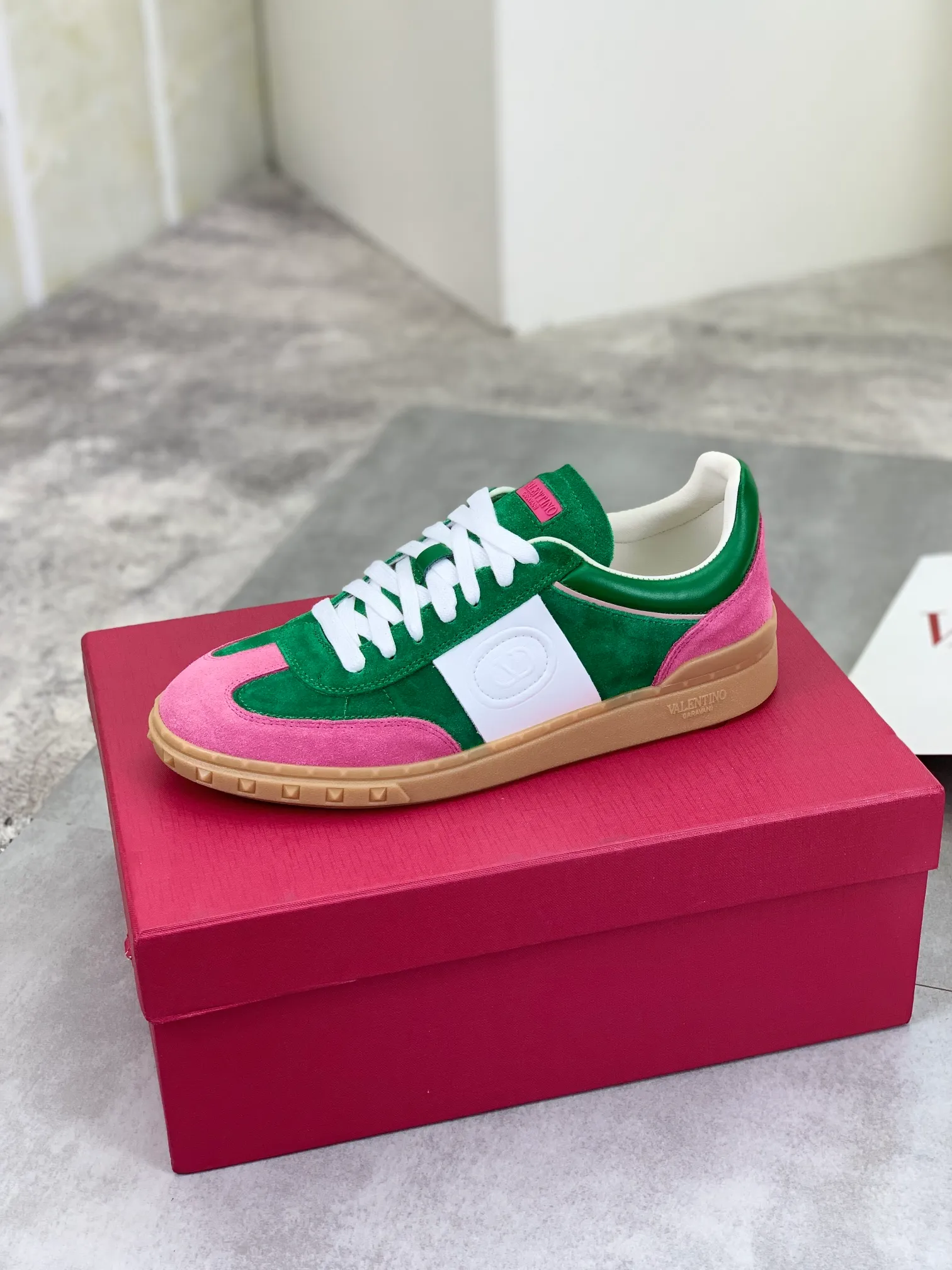 Men's Men's Shoes P520 New Couple Style Valentino Valentino 2025/UPVILLAGE Couple Casual Sports Shoes Moral Training Shoes 🆚Professional high-end, perfect replica, first-class quality, all made of original 1:1 materials, exclusive mold opening! 🎁Full set of high-end packaging at the counter ✔️Fabric: high mercerized cowhide ✔️Outsole: TPU material outsole ✔️Size: female 35-40 male 39-45 (female 41 male 38.46) 🆚All details are customized at 1:1 mold, striving for perfection!